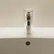 Waschtischarmatur in Chrom von Ideal Standard, mit einem schlichten Design und einem Hebel zum regulieren des Wasserflusses, montiert auf einem weißen Waschbecken.